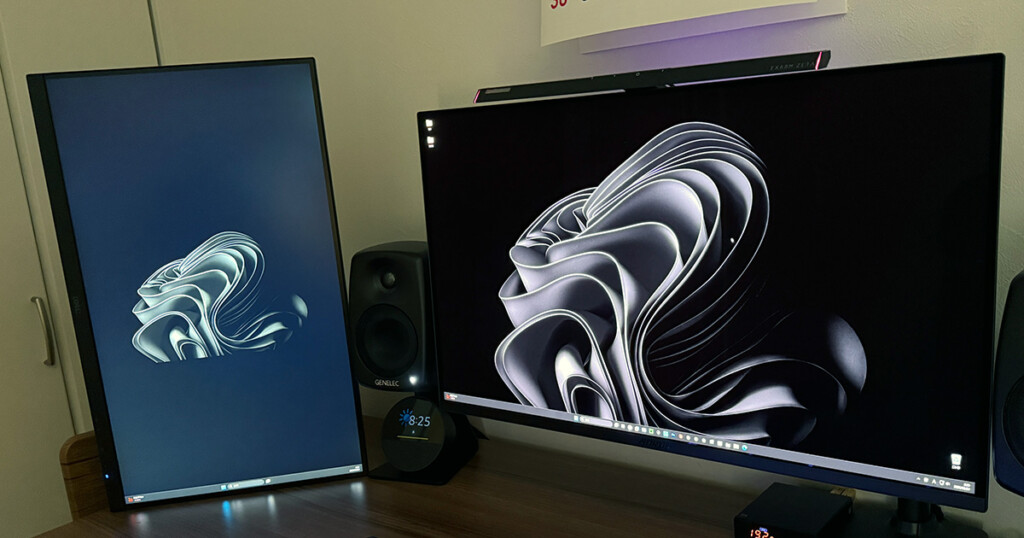 For a moment Change wallpaper back to Monitor1